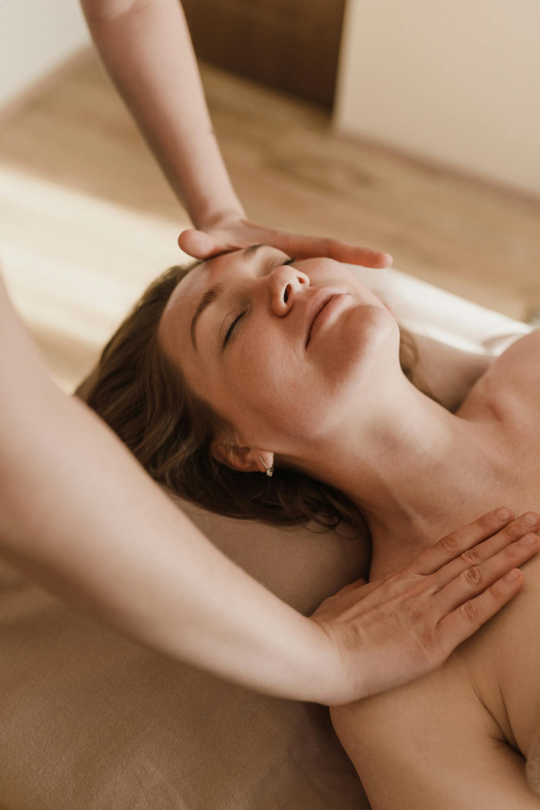 Massagem terapêutica no rosto com toque suave